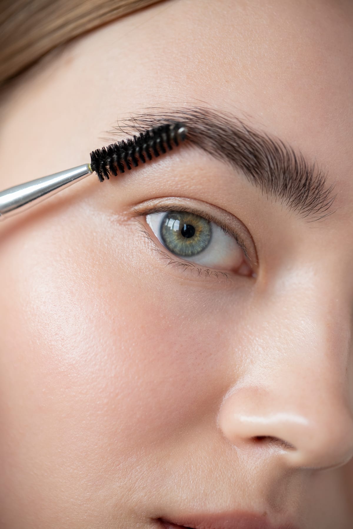 What is the Best Product to Thicken Eyebrows?